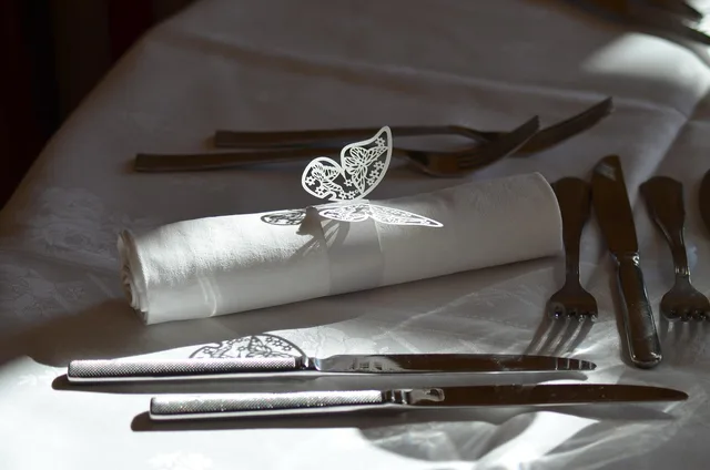 table, wedding table, covered, wedding, event, knives, fork, napkin, butterfly, restaurant, caterer, decoration, table decoration, wedding decoration, reception. How to Calculate Banquet Cost Per Guest: A Formula for Caterers